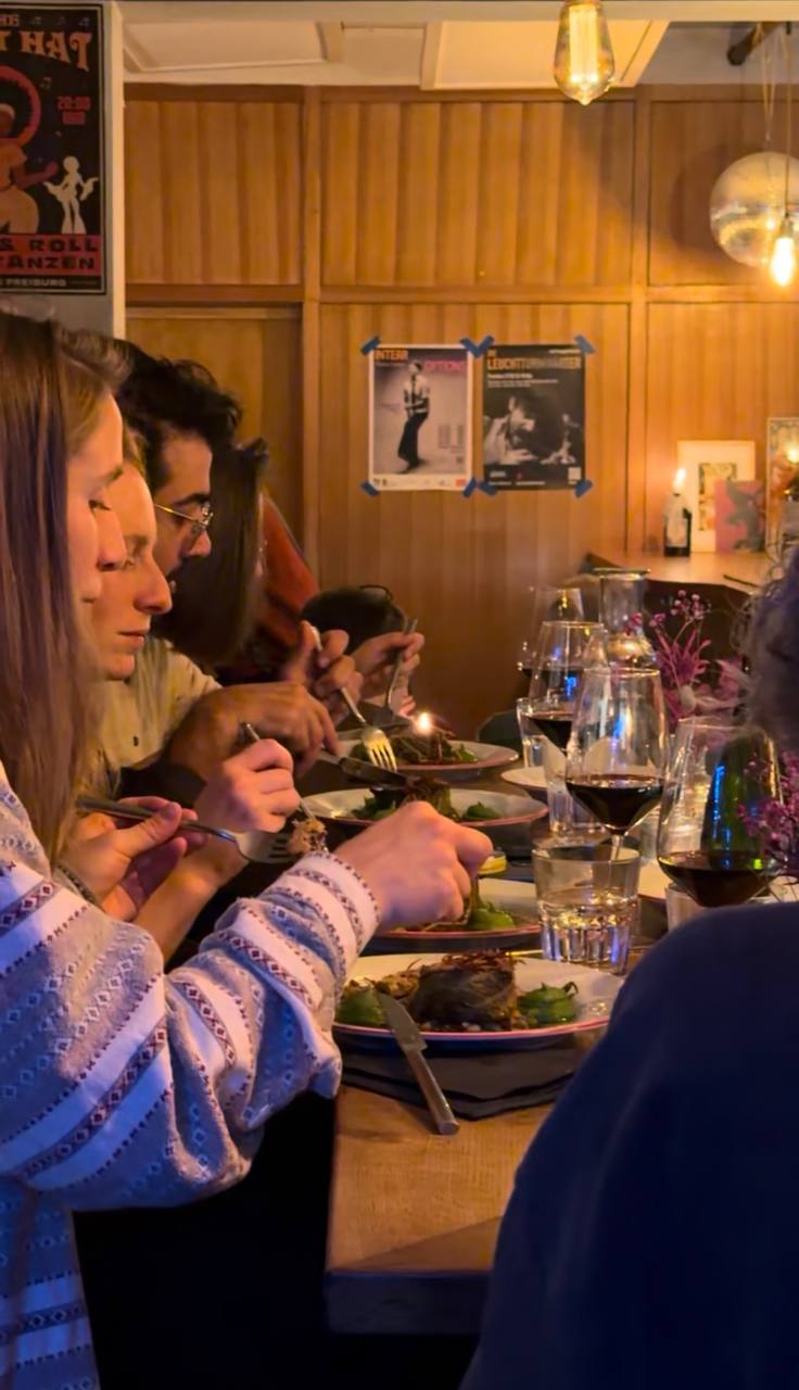 Gäste beim Abendessen im Gastraum des Café Ruef