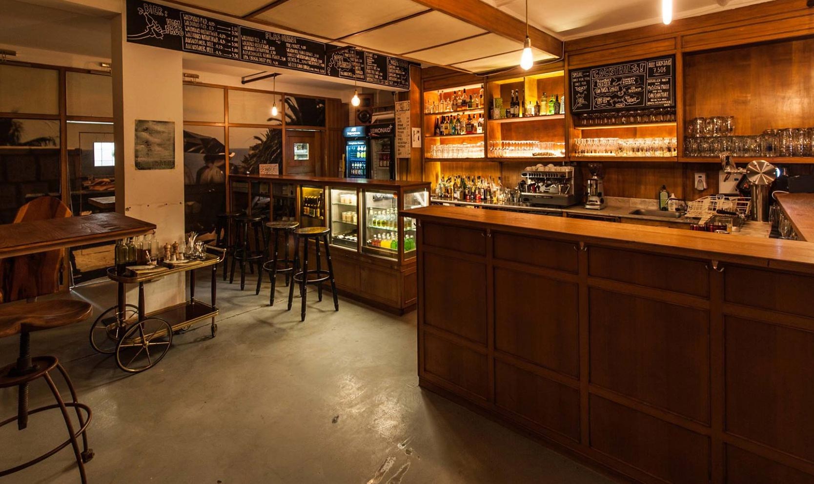 Bar und Tresen im Café Ruef Freiburg