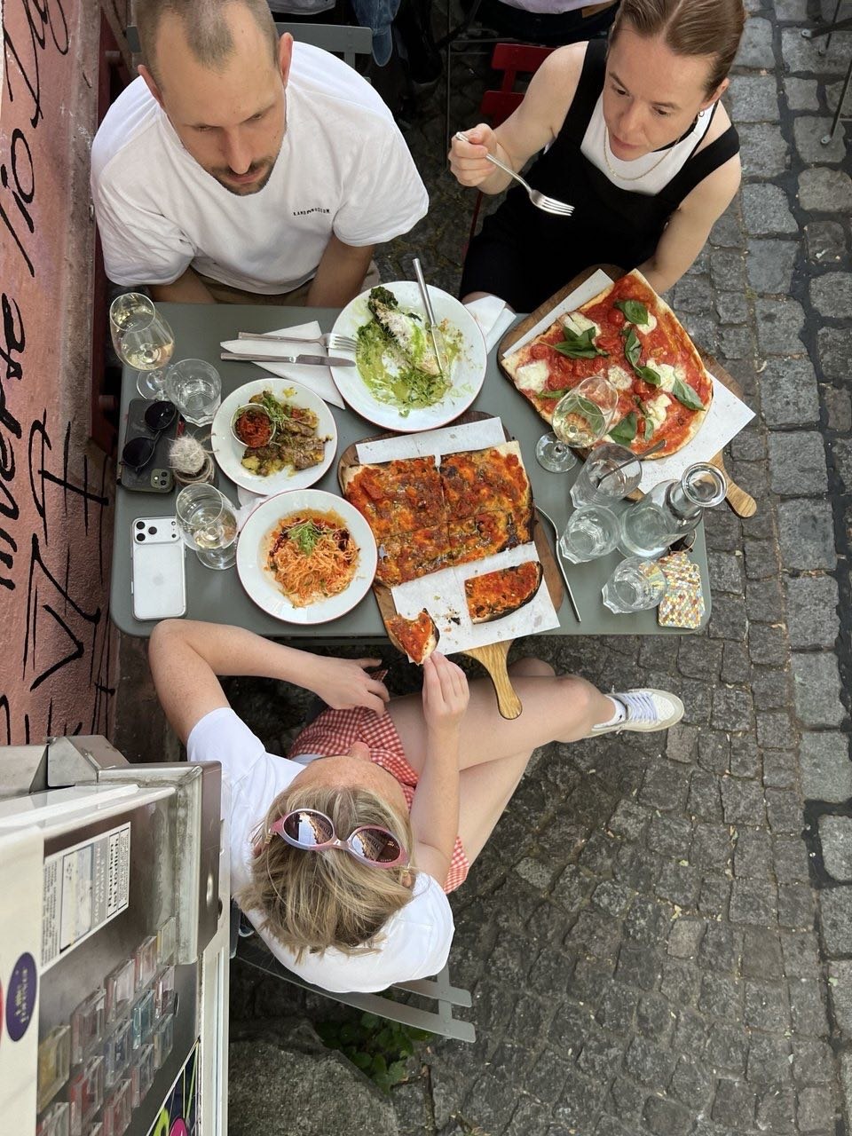 Pizza und Pasta auf dem Tisch im Außenbereich des Café Ruef