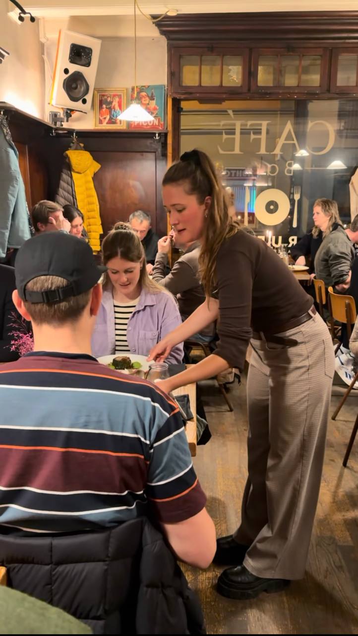 Service im vollen Gastraum des Café Ruef