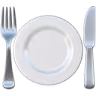 Une assiette blanche vide avec une fourchette à gauche et un couteau à droite sur un fond blanc.