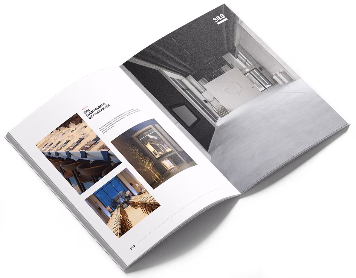 Opengeslagen brochure met foto's van een elegante evenementruimte en een moderne ingang.
