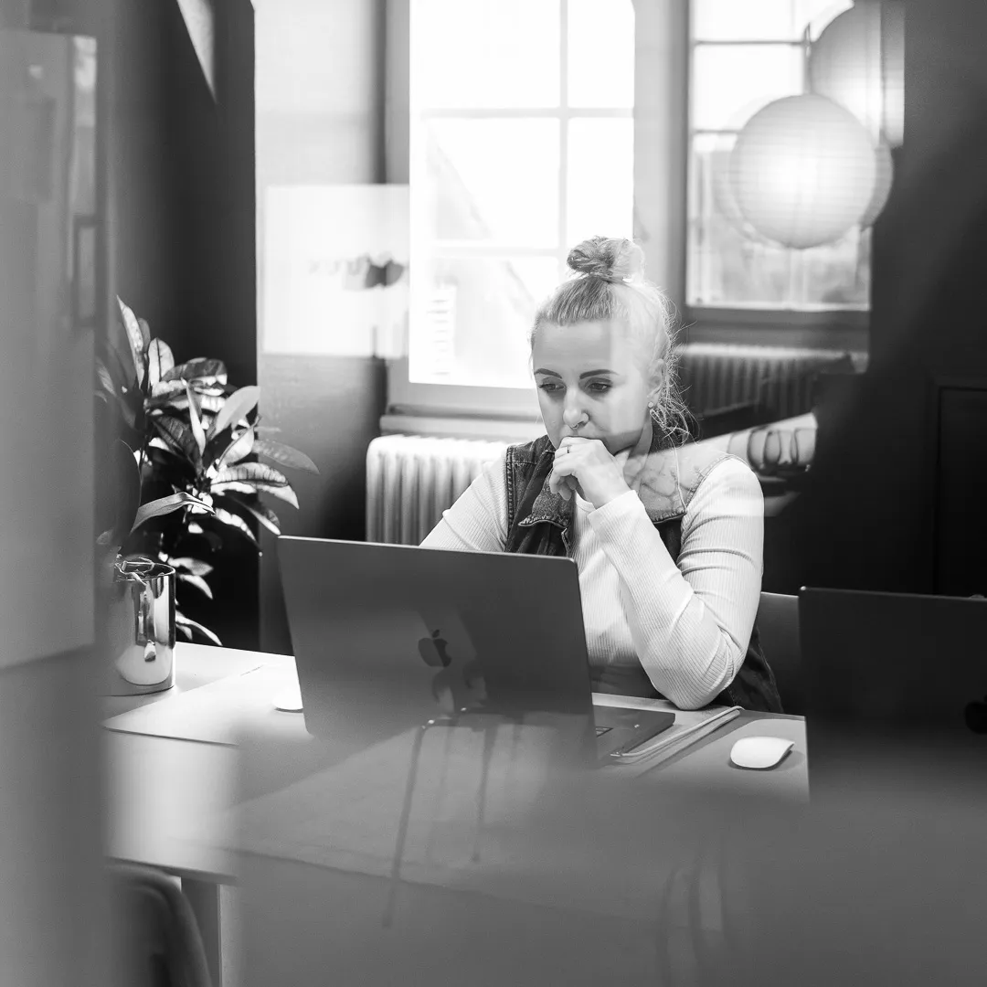 Två personer sitter vid ett matbord och skålar