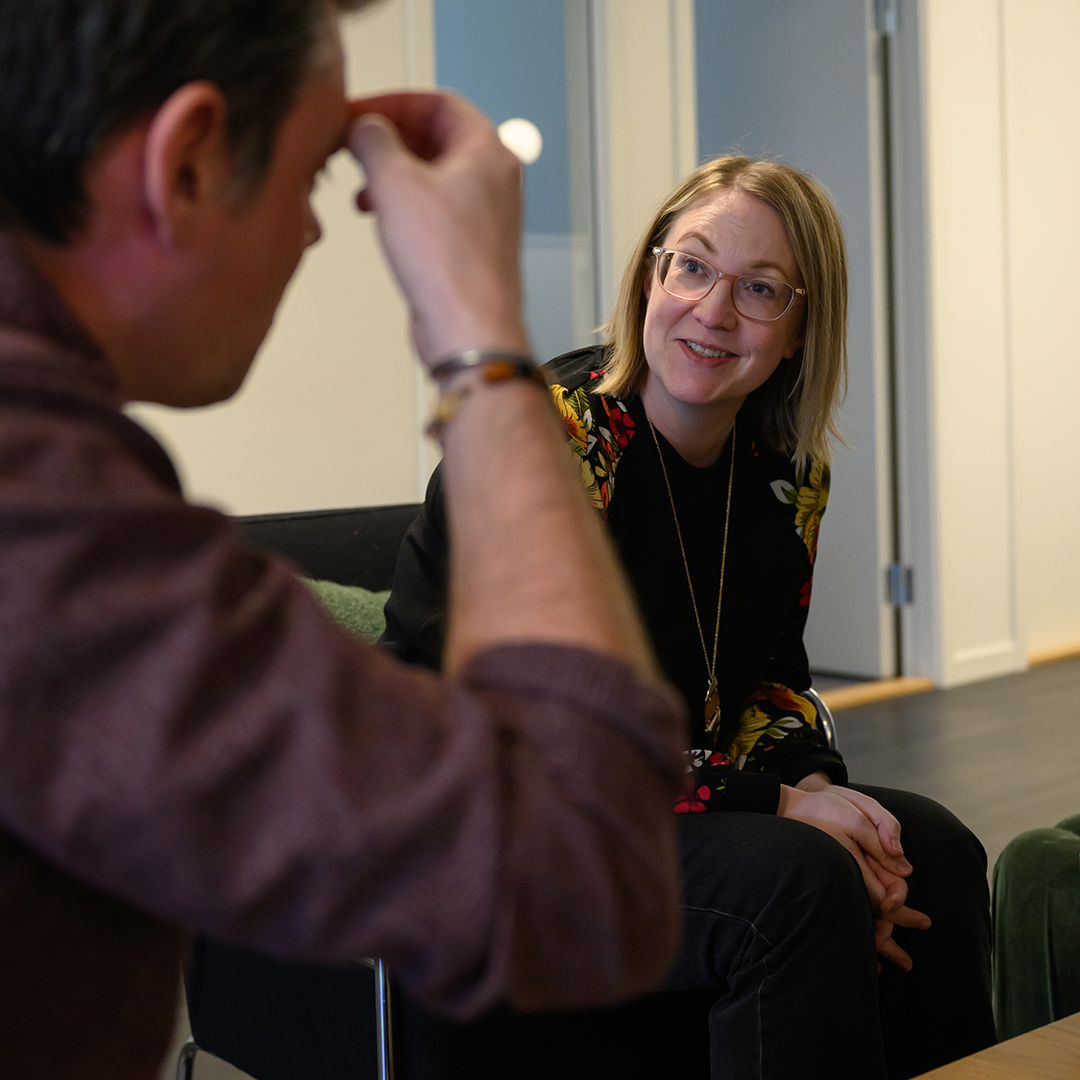 Person som skissar en idé på en digital skrivplatta under ett möte – symbol för kreativt samarbete och strategiarbete.