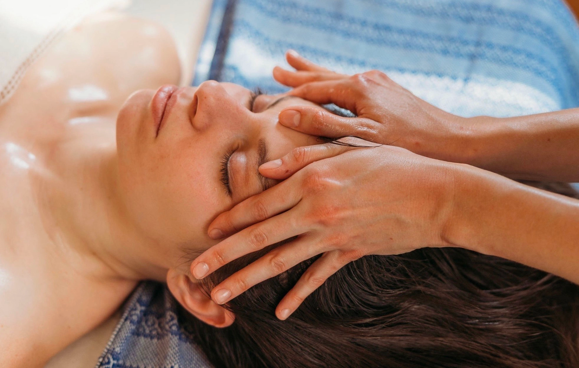 Massage visage et tête atelier massage bébé soin douceur périnatalité