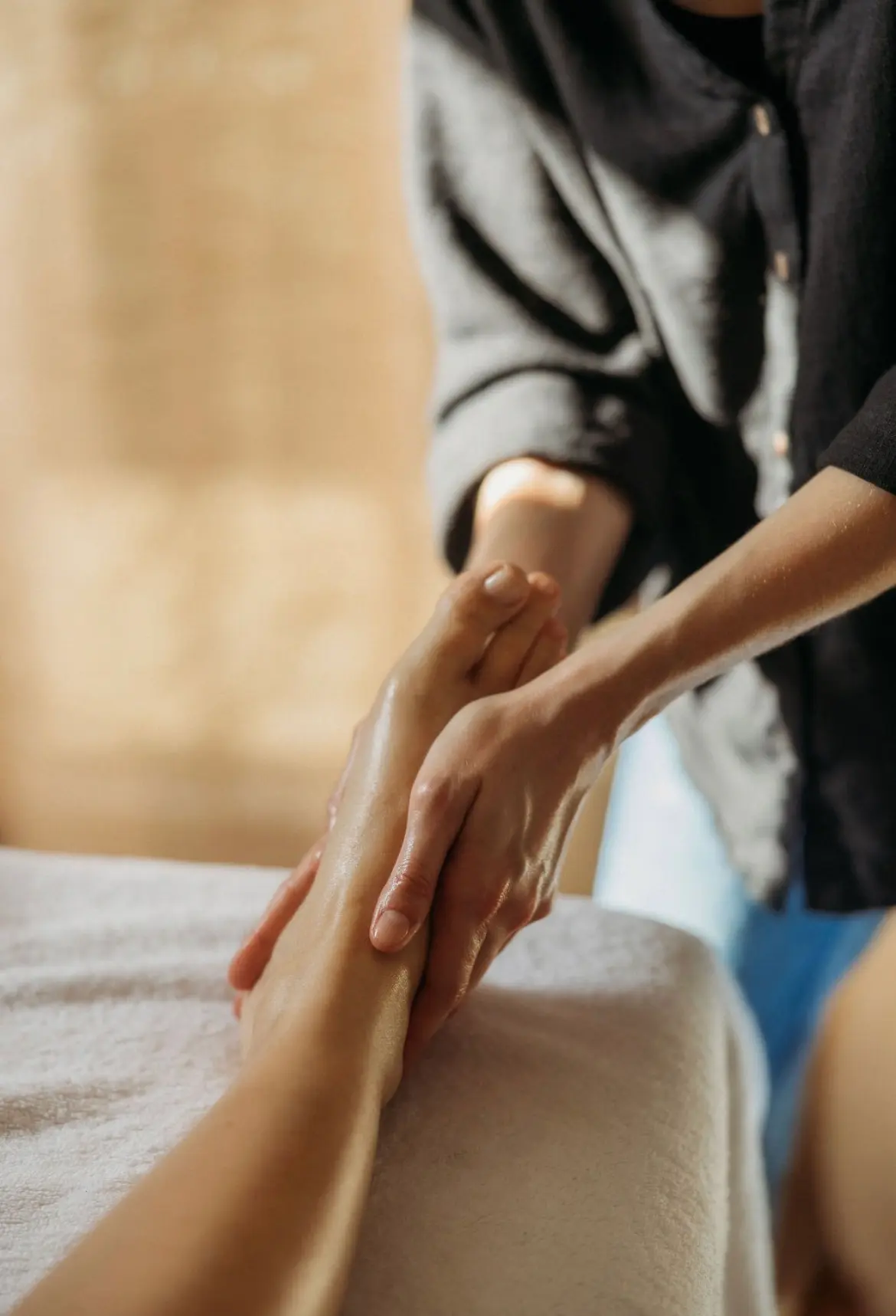 Massage jambes et pieds soin prénatal soulagement jambes lourdes femme enceinte