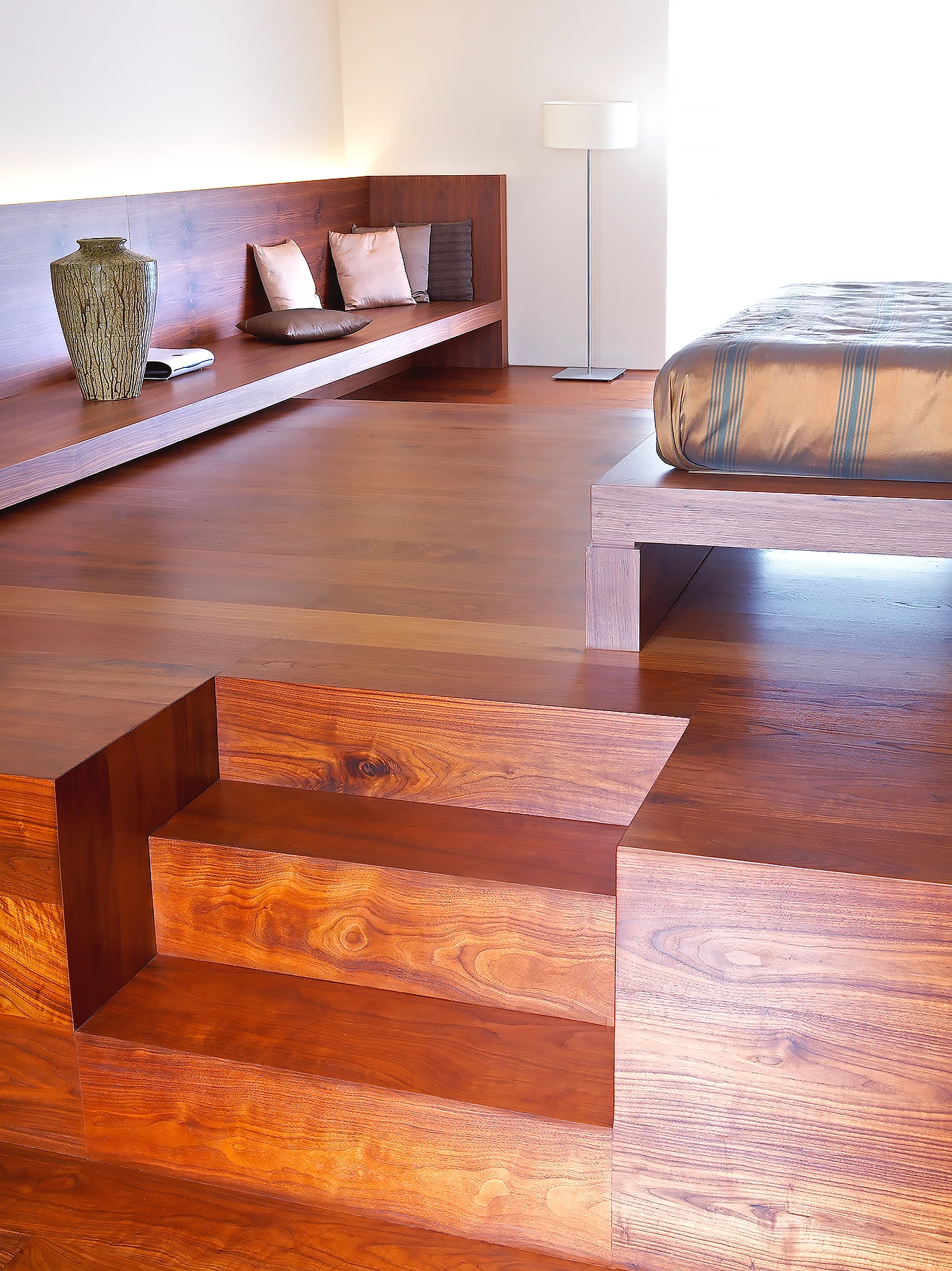 The dual aspect guest suite with its own roof terrace to the south. Sitting, sleeping, and study areas are defined by changes in level but unified by a 12m-long desk, shelf, and bench seat.