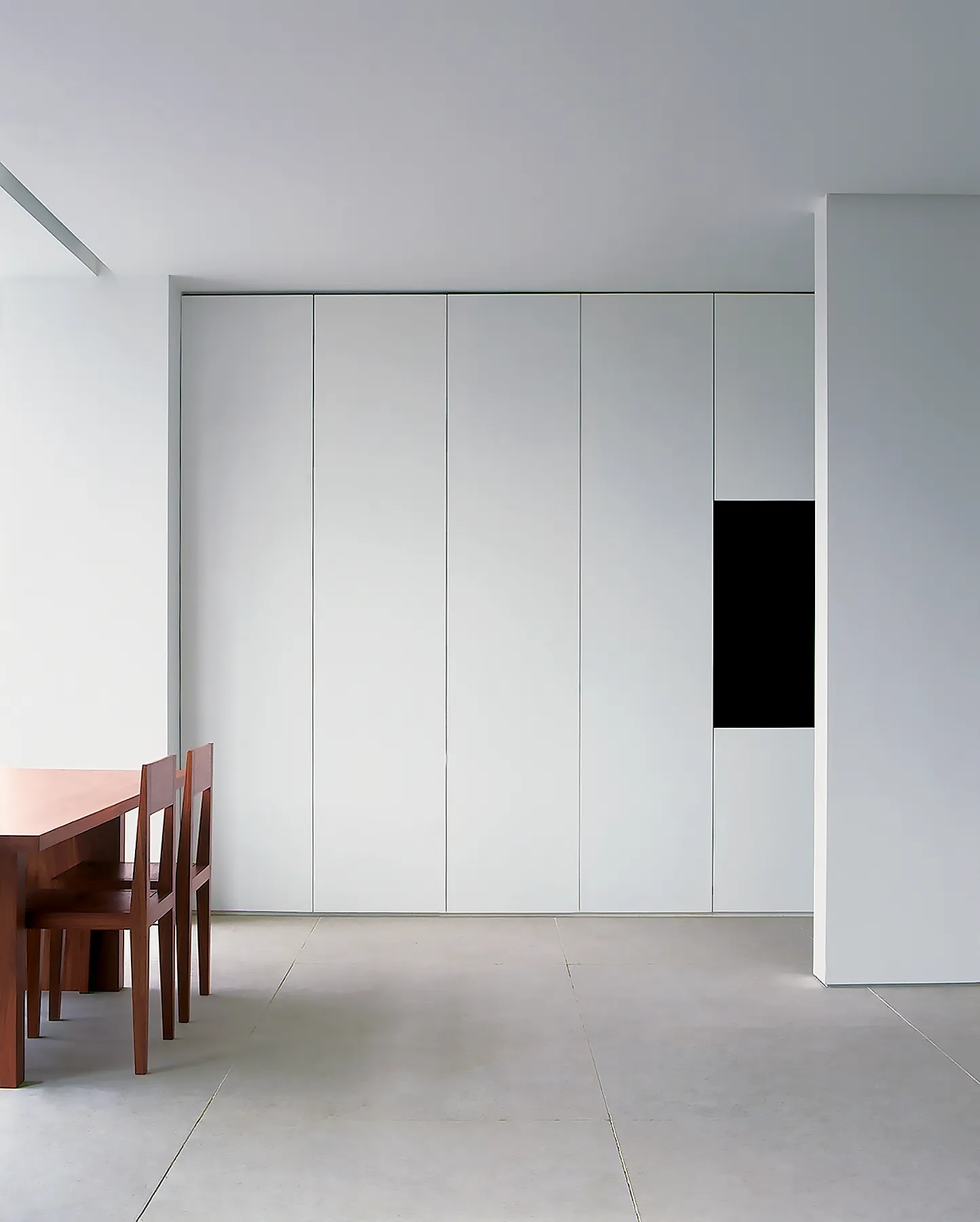 The dining room sits within a fully glazed projecting bay over Covent Garden. The kitchen, not only concealed from the reception room by the gallery wall, has black granite worktops, splashbacks, sinks, taps, and a hob, forming a niche that becomes an abstract black composition in low light. Kazimir Malevich’s black square, if you will. 