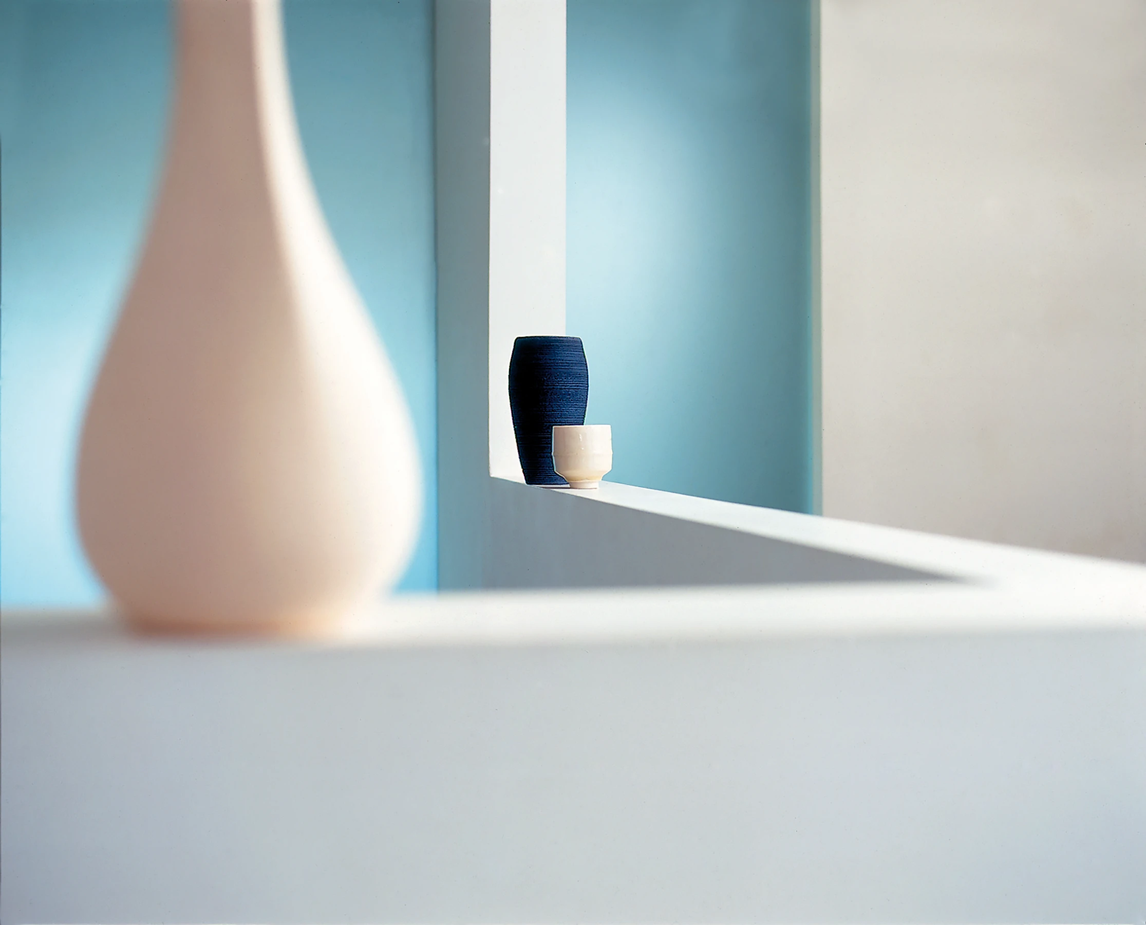 The etched glass wall and door of the bathroom allow sunlight from the south to illuminate the study. The low screen wall conceals the study from the bedroom beyond and acts as a display space for the ceramic collection. 