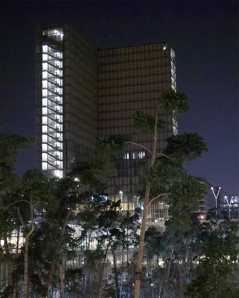 Photographie immeuble de nuit