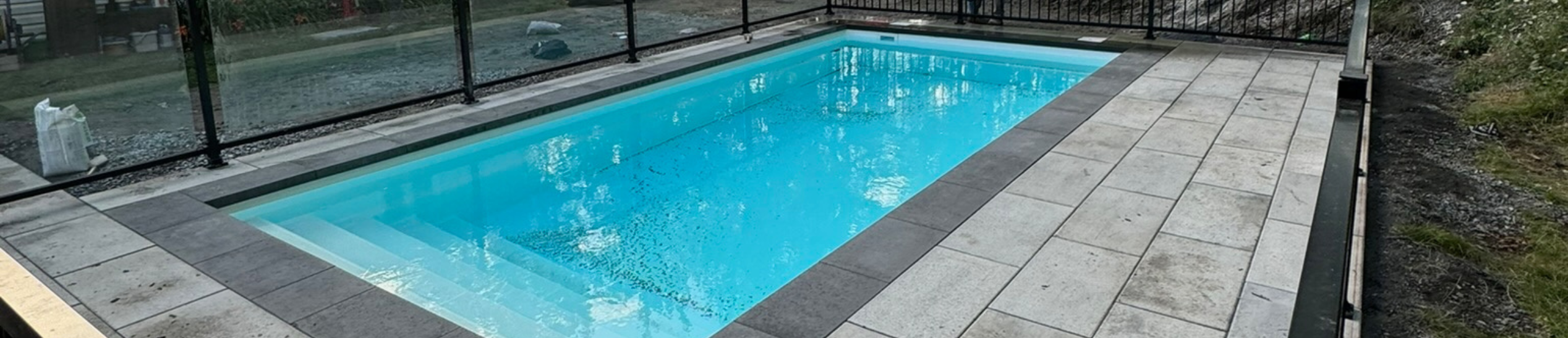 Aménagement complet autour d'une piscine creusée