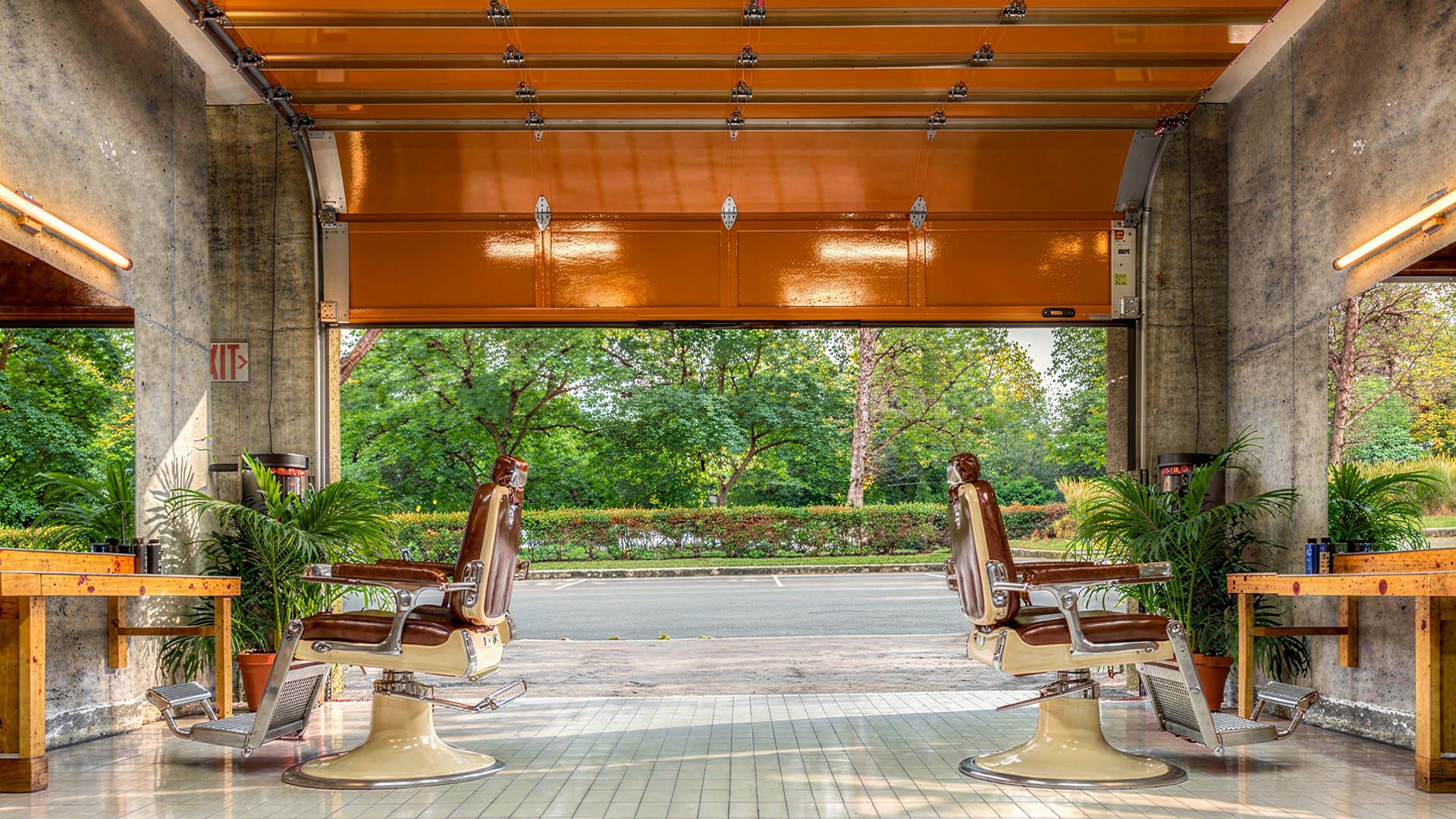 De León barbershop interior opening to greenery