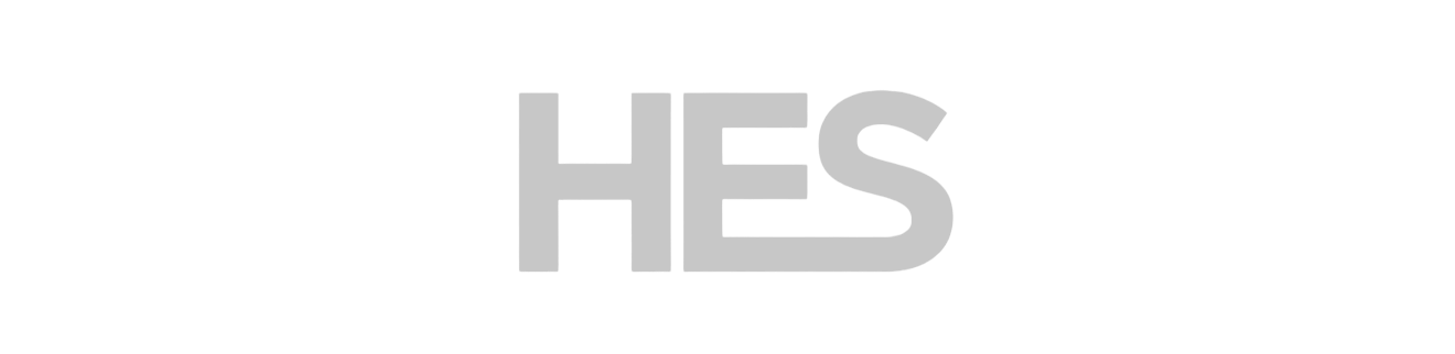 Logo met de letters H, E en S in grijze hoofdletters op een zwarte achtergrond.