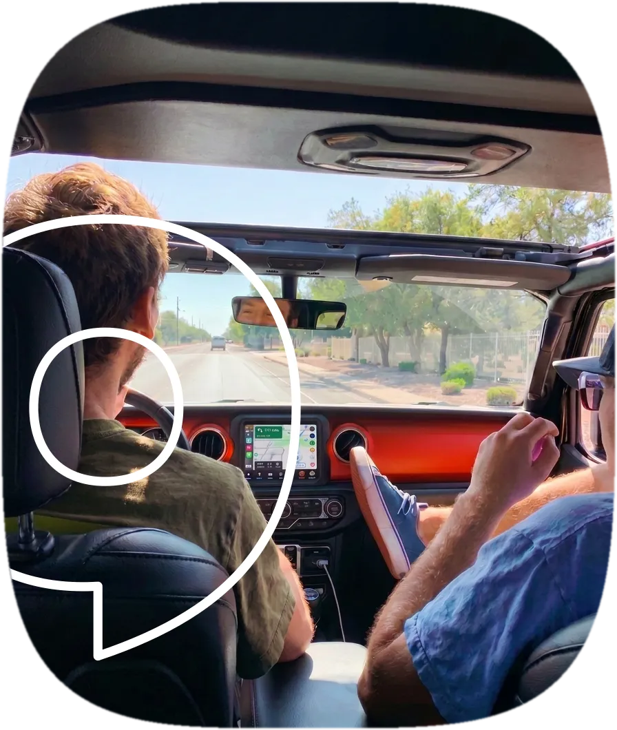 Due ragazzi in viaggio in auto, uno guida e l'altro guarda il telefono — Mindloft, psicoterapia individuale