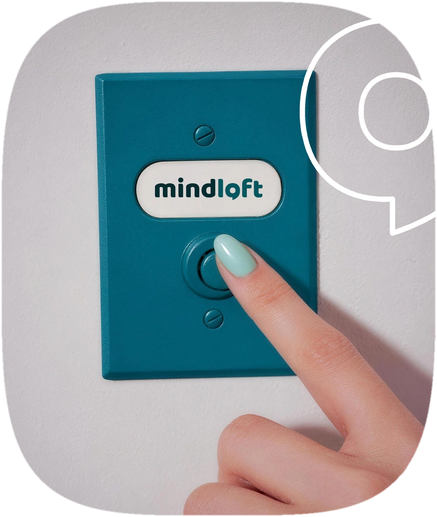 Un dito con lo smalto color acqua preme il pulsante di un citofono teal con la targhetta Mindloft
