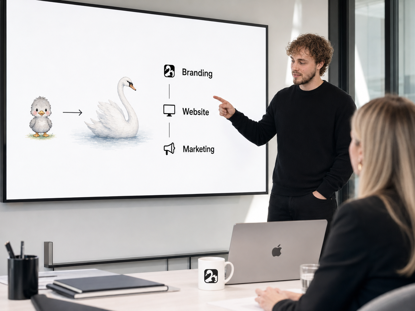 Präsentation der drei Leistungssäulen Branding, Website und Marketing mit Schwan-Konzept auf einem Großbildschirm