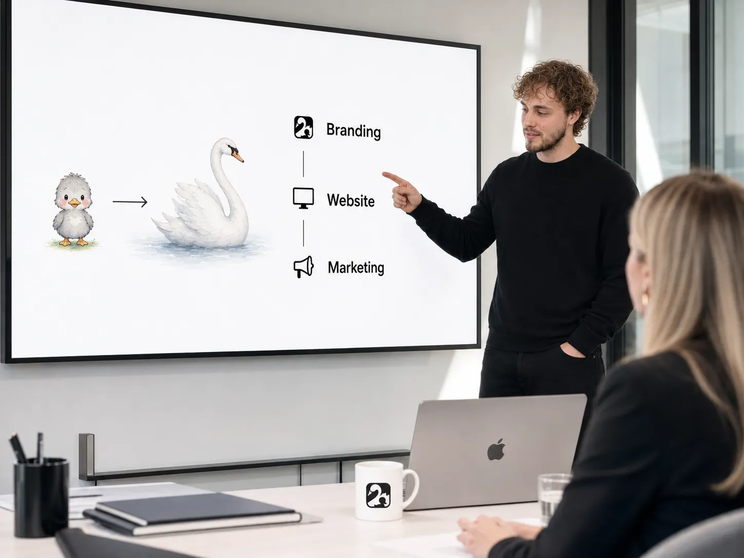 Präsentation der drei Leistungssäulen Branding, Website und Marketing mit Schwan-Konzept auf einem Großbildschirm