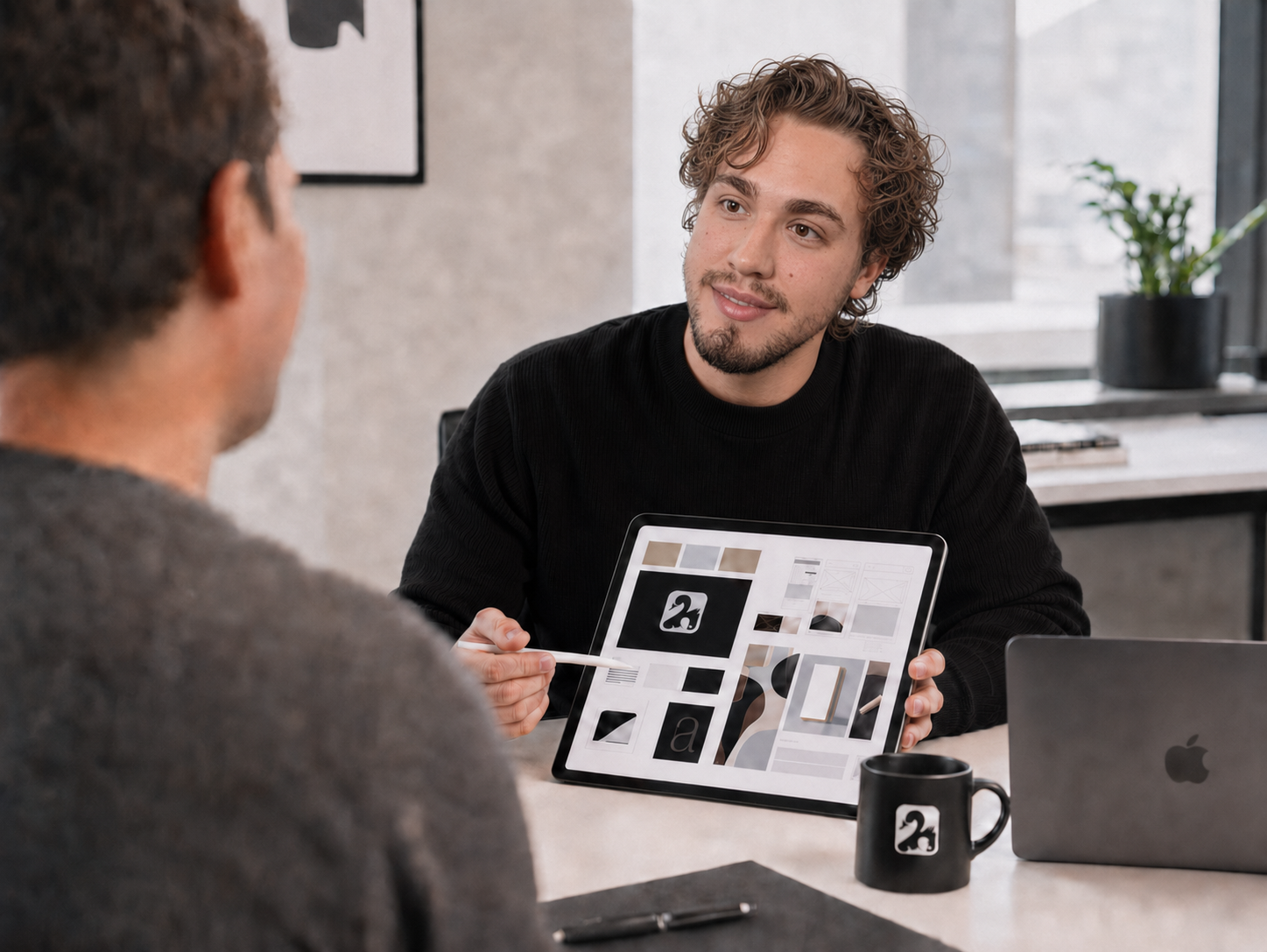 Branding-Präsentation im Kundengespräch: Moodboard und Logo werden auf dem iPad gezeigt