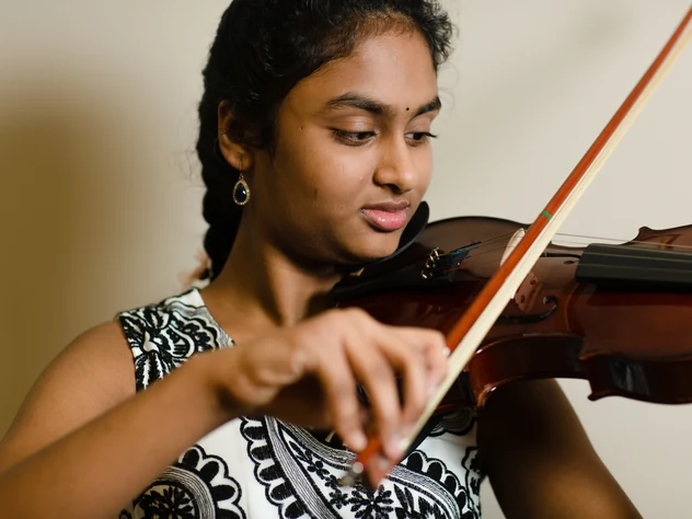 Teen violin student playing during a lesson in Powell, Ohio