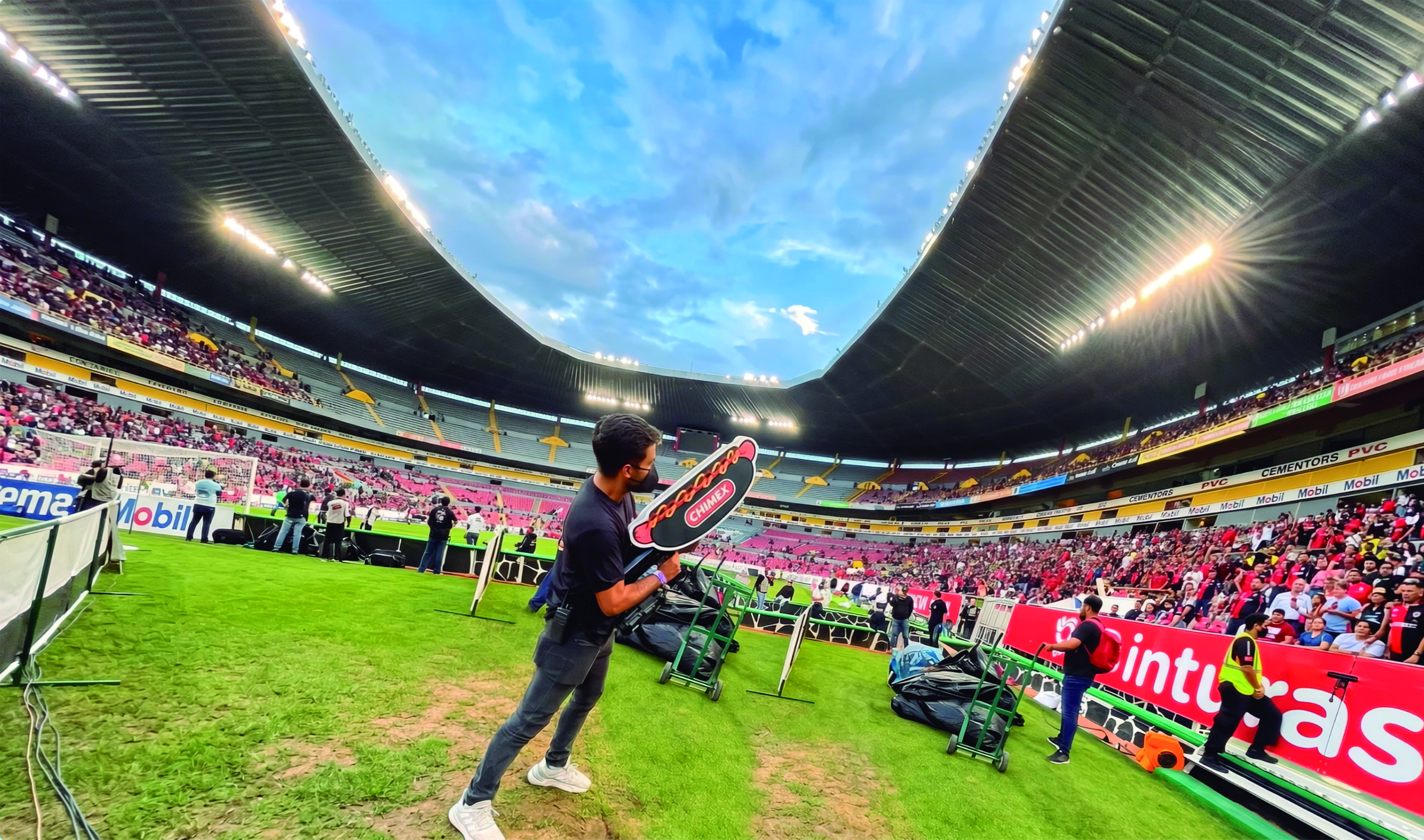 Producción de activación de marca a pie de cancha en un estadio de fútbol