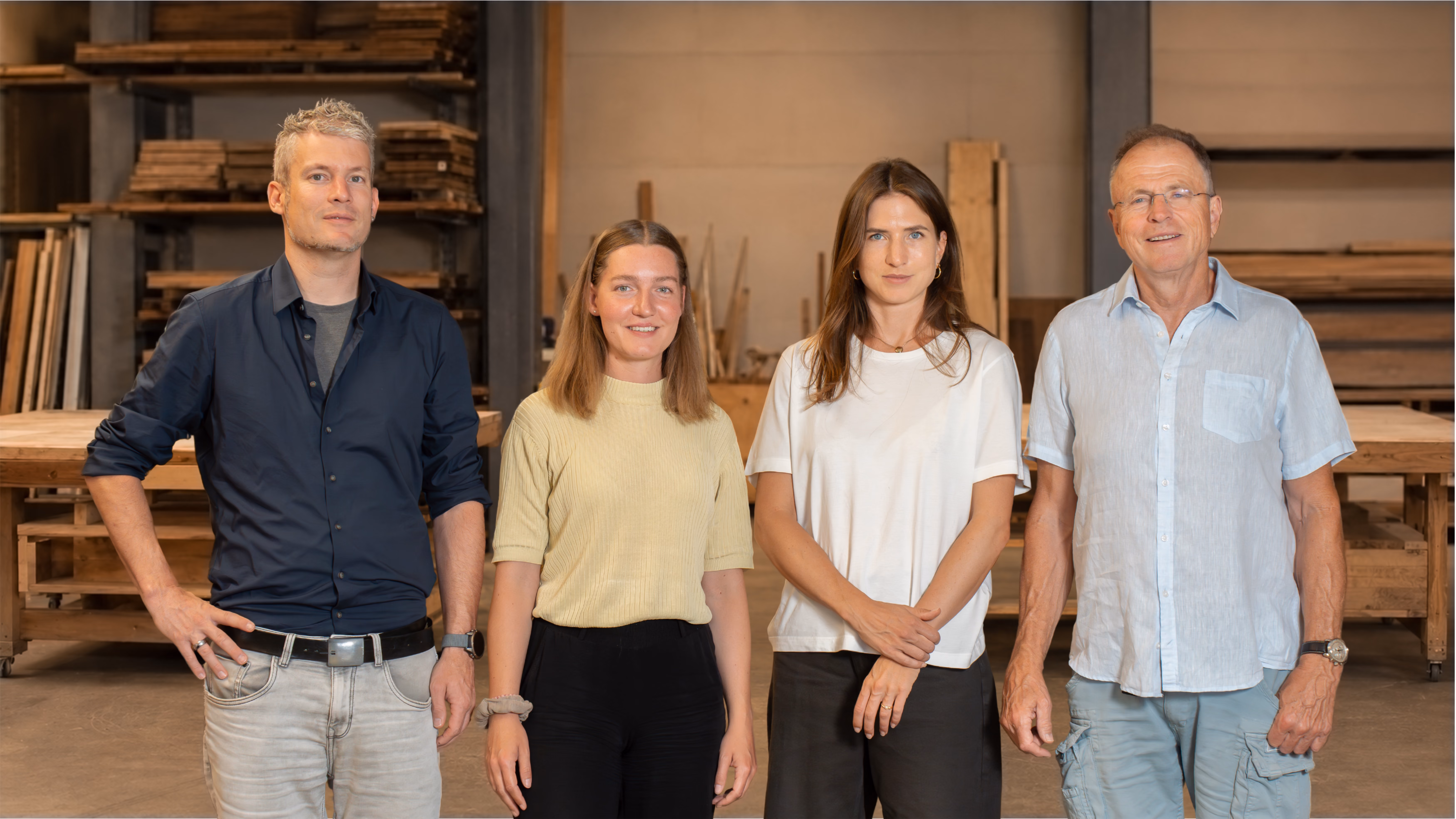 Wohnzimmer mit Holzwänden – Referenzprojekt Salamon Planung GmbH, Planungsbüro Region Zürich