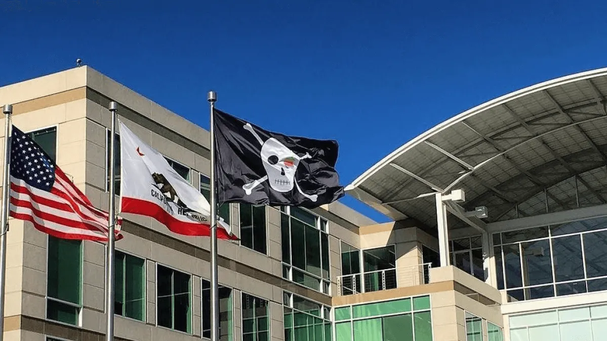 Image of a pirate flag being flown over Apple Headquarters for Apple's 40th anniversary