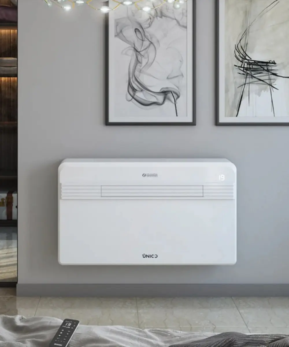 Climatiseur UNICO Olimpia Splendid installé dans une chambre avec télécommande