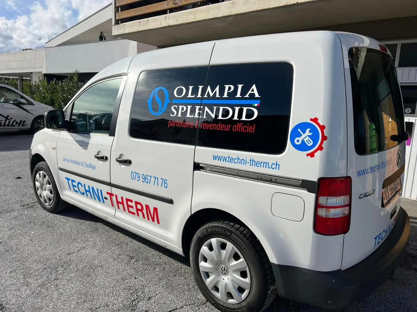Véhicule Techni-Therm aux couleurs d'Olimpia Splendid, représentant et importateur officiel de la gamme UNICO pour la Suisse
