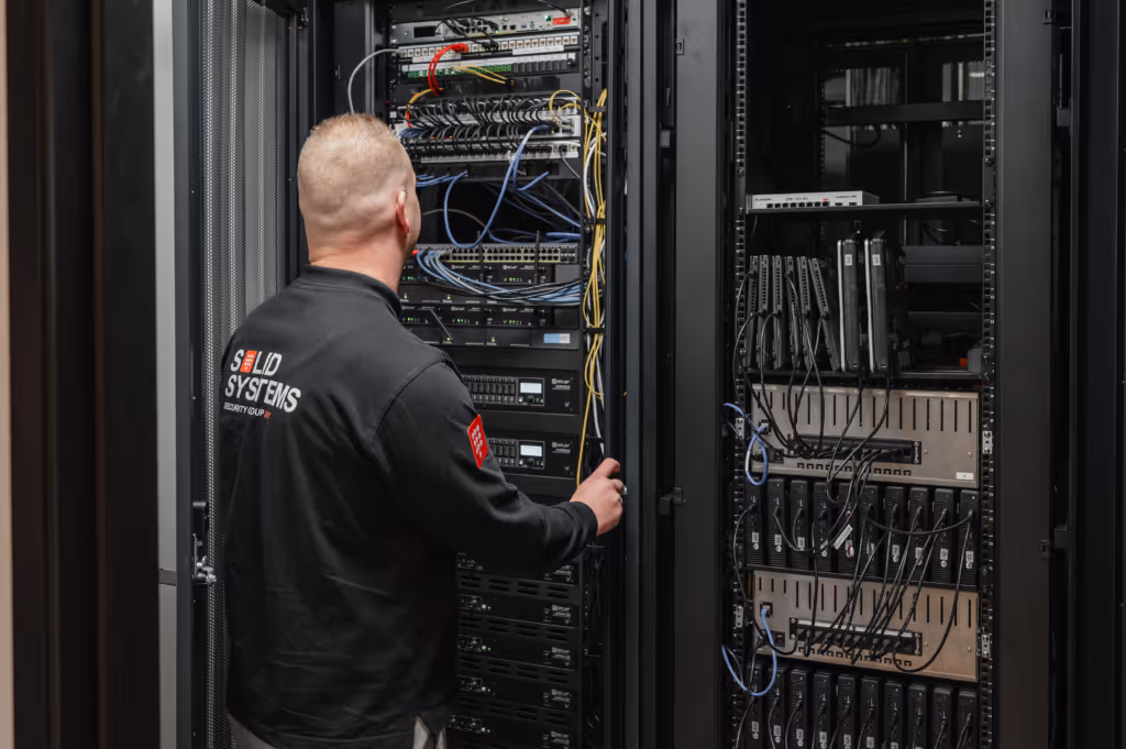Een technisch specialist van Solid Systems controleert het systeem.
