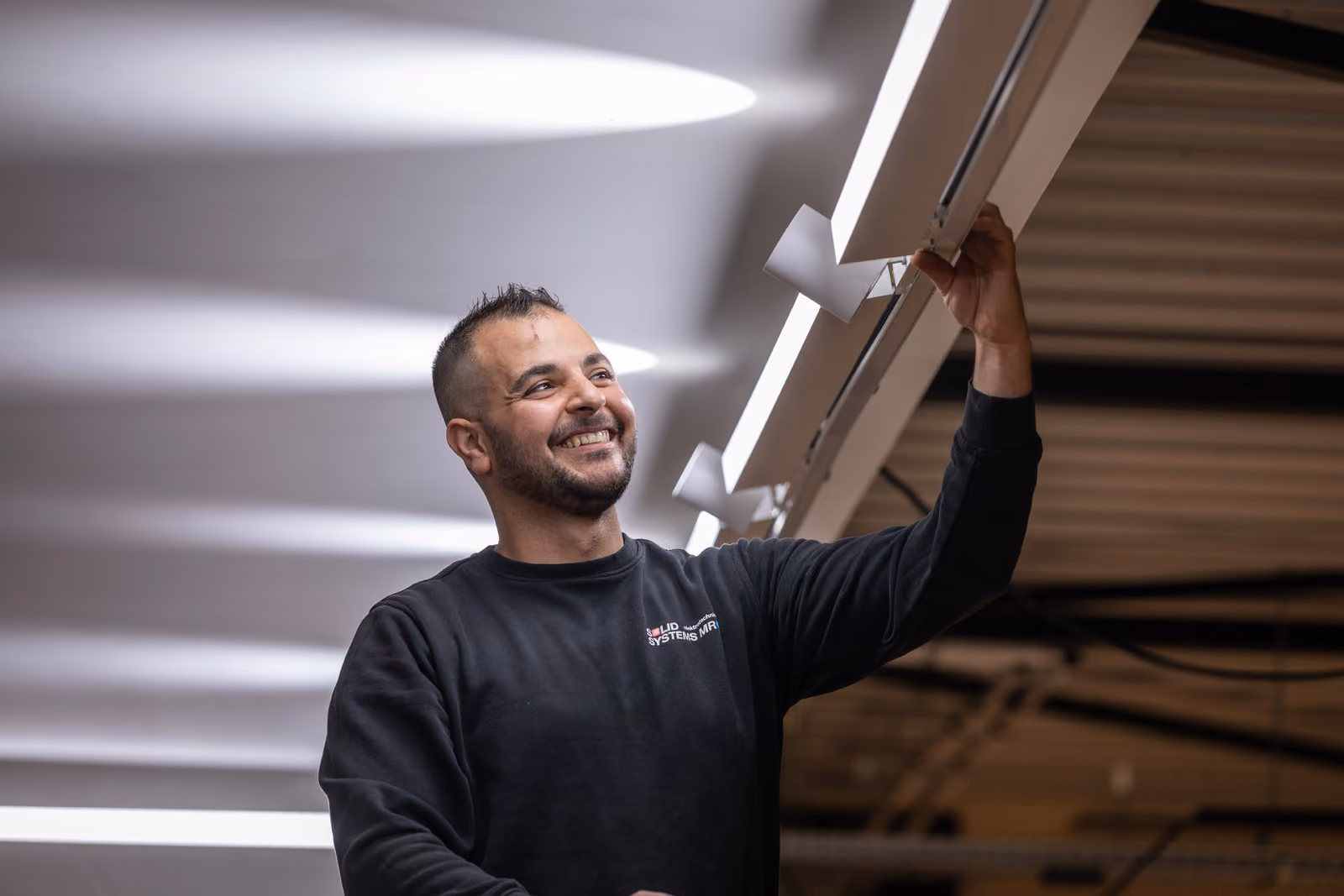Solid Systems monteur bevestigd duurzame verlichting.