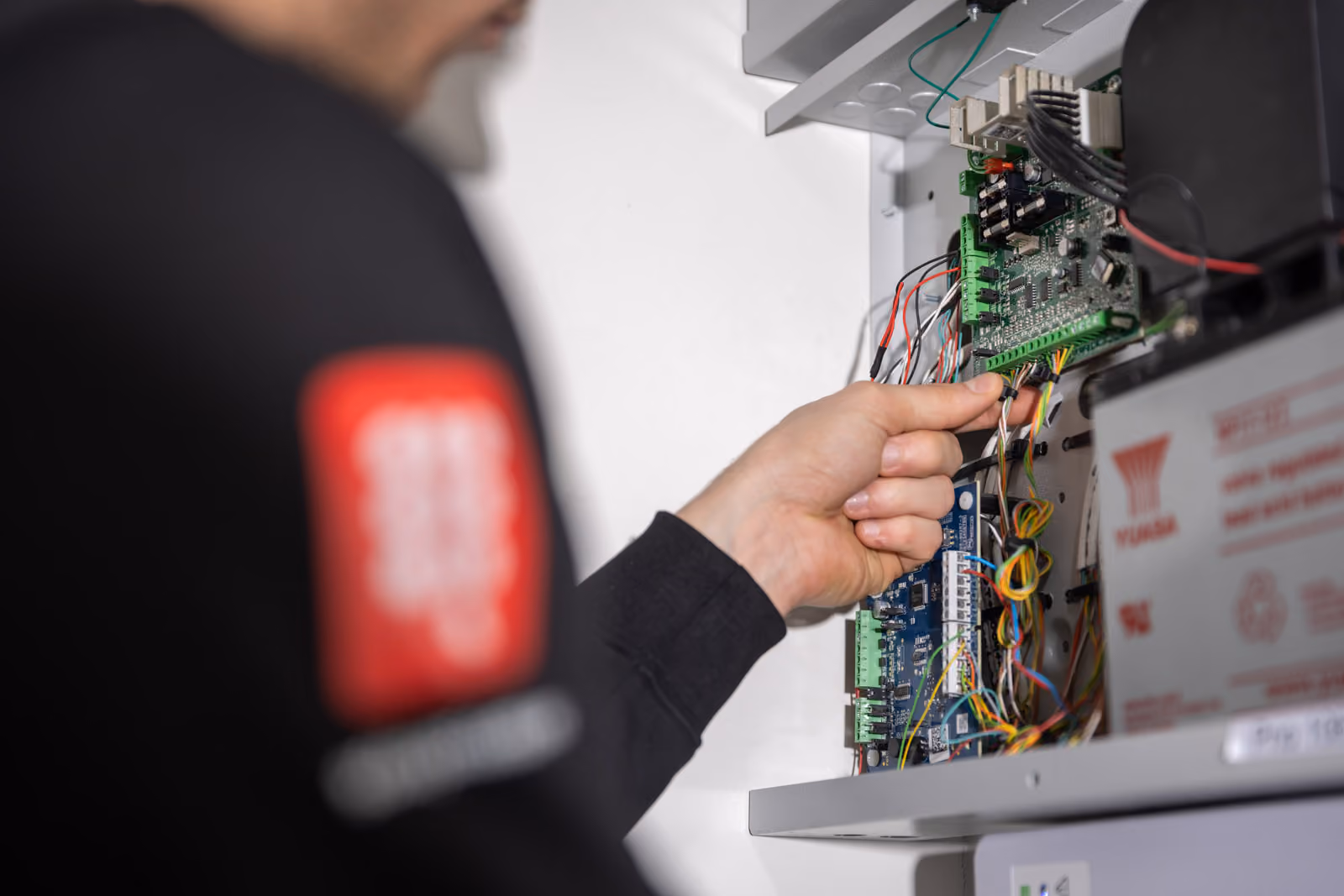 Solid Systems medewerker controleert de bedrading van het beveiligingssysteem. 