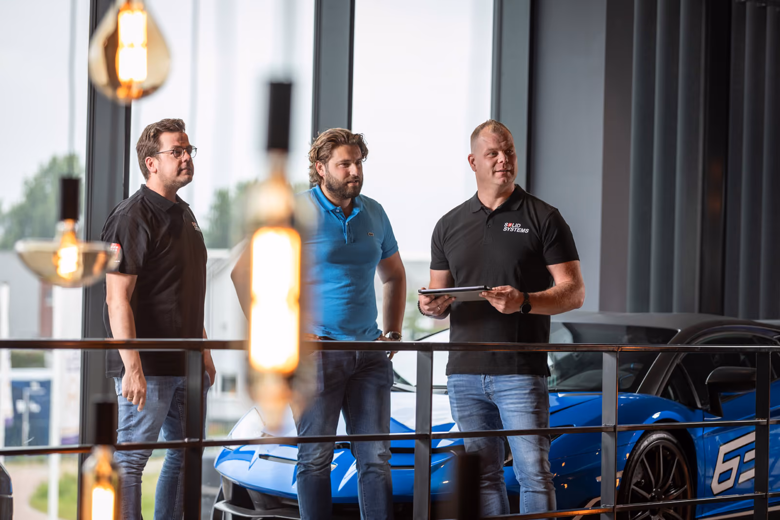 Tevreden klant loopt samen met Solid Systems langs de aangebrachte beveiligingsoplossingen.  
