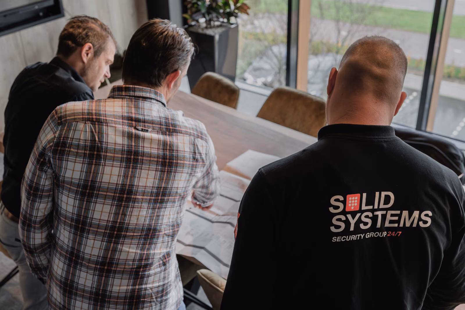 Beveiligingsspecialisten van Solid Systems bespreken de mogelijkheden.  