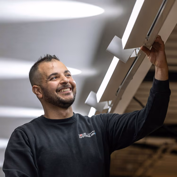 Solid Systems monteur bevestigd duurzame verlichting. 