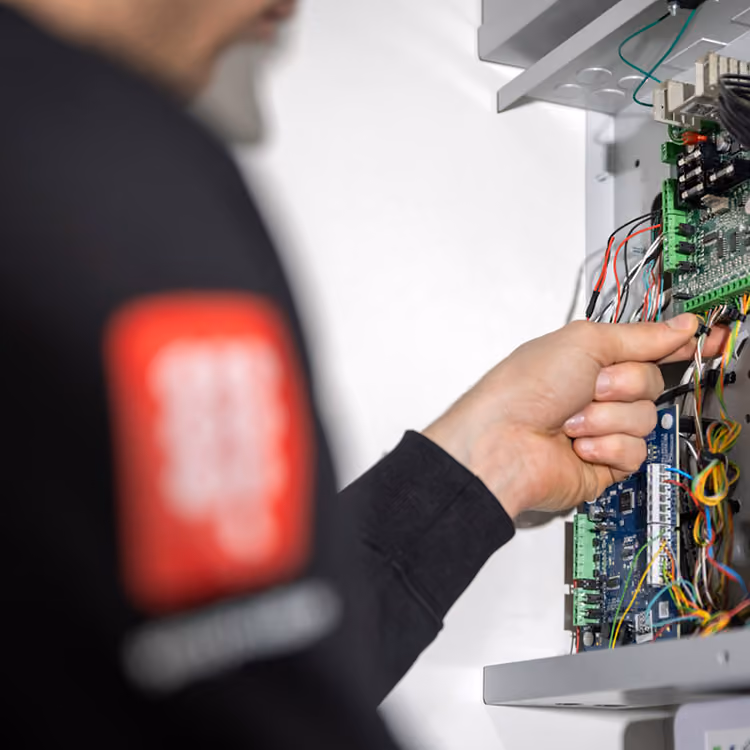Installatiemonteur elektrotechniek aan het werk met zijn handen.  