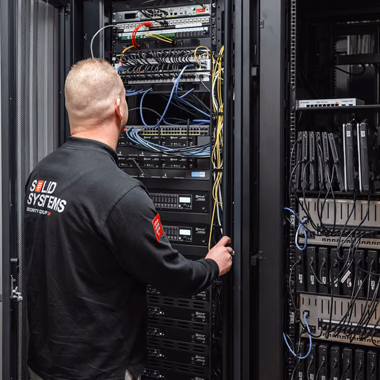 Een technisch specialist van Solid Systems controleert het systeem.