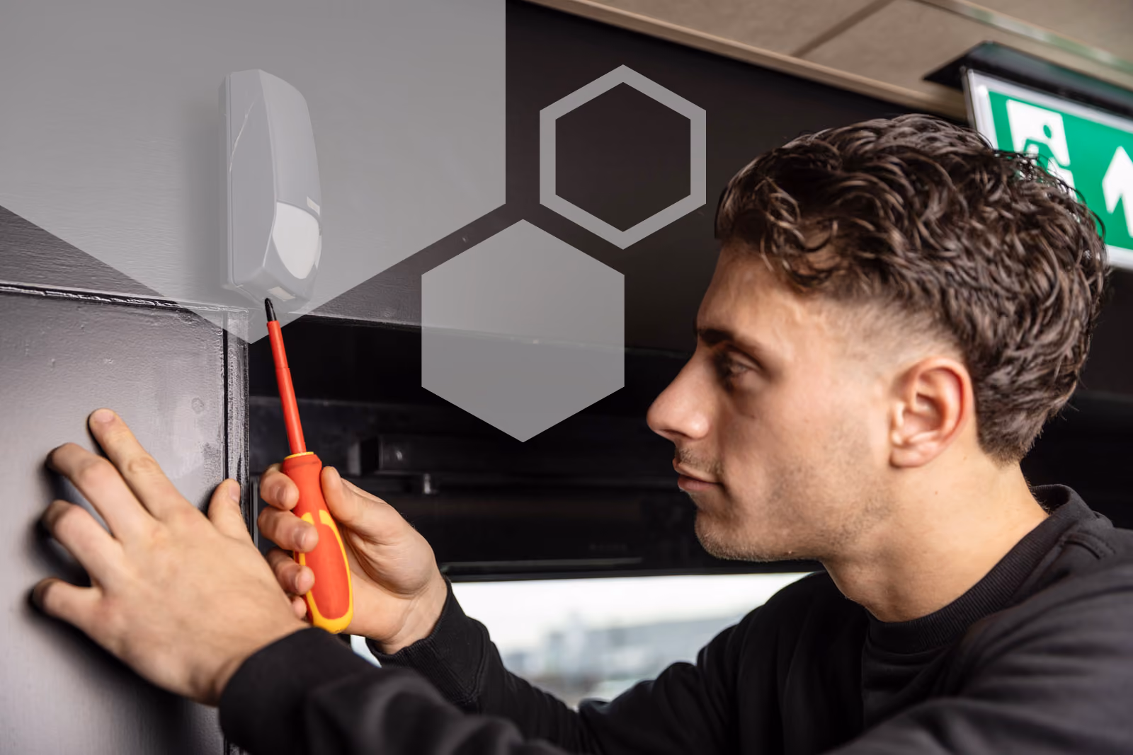 Servicemonteur van Solid Systems schroeft een sensor los om onderhoud te plegen.  