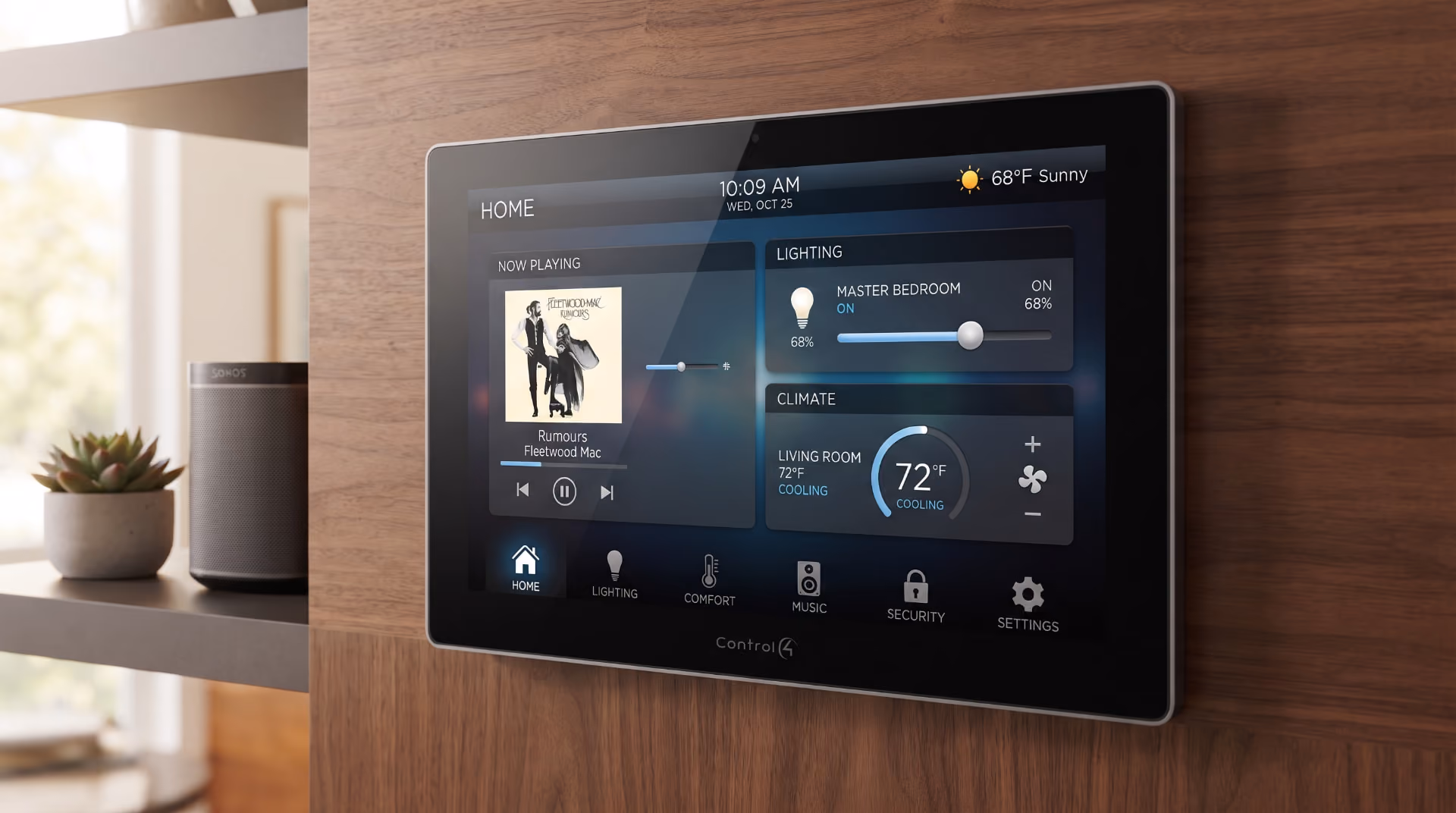 Domotica via een tablet, hangend aan de muur in een modern huis.