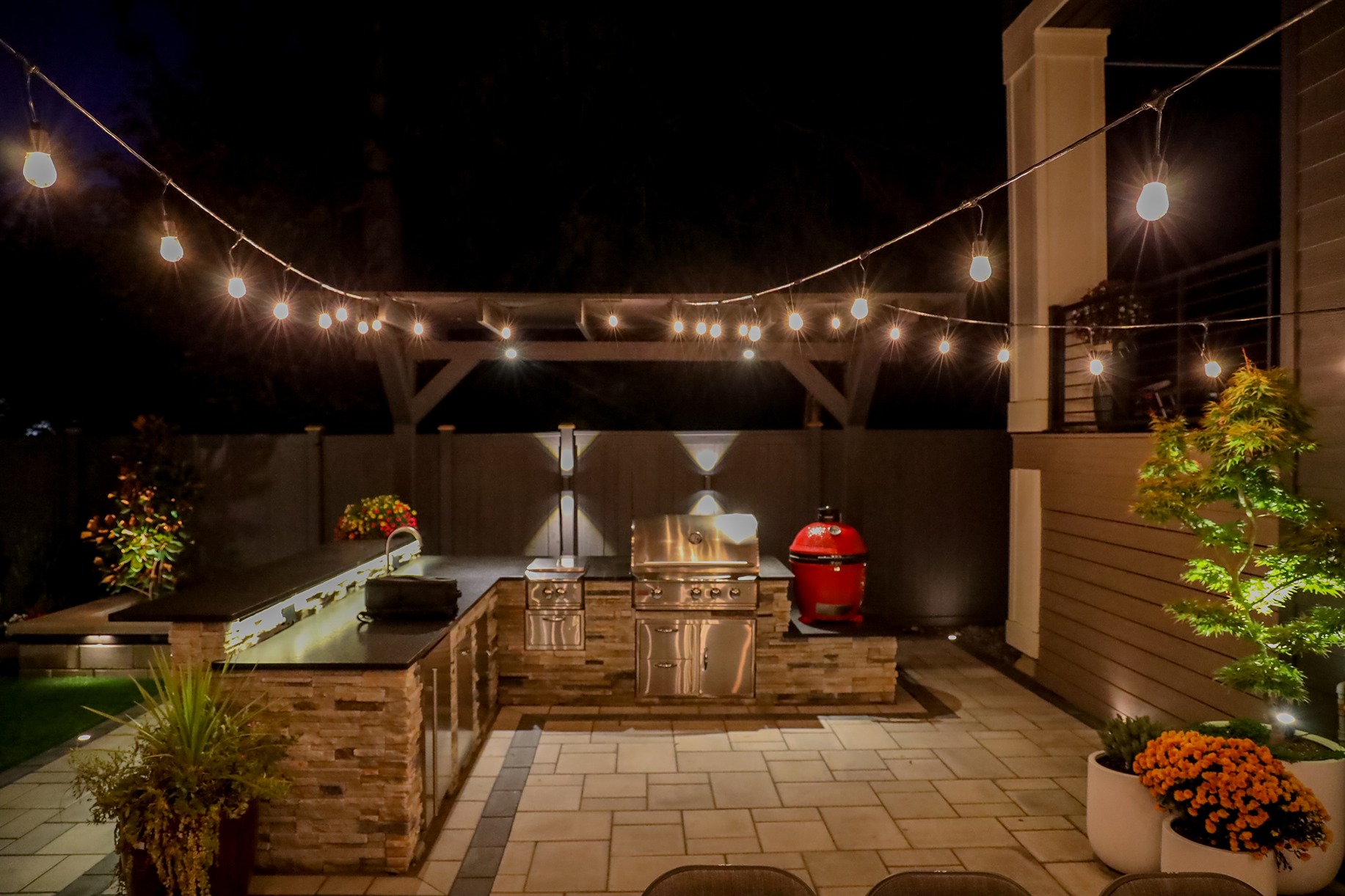 Outdoor kitchen in a patio of a Bellevue backyard 