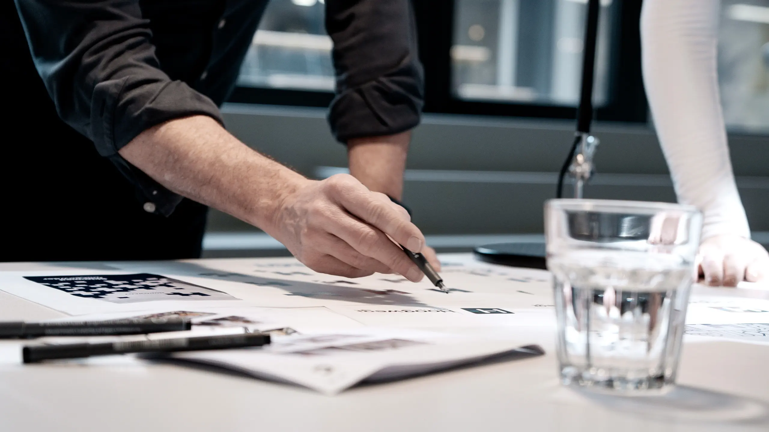overleg communicatiespecialist en designer bij Coolbrand over design keuzes