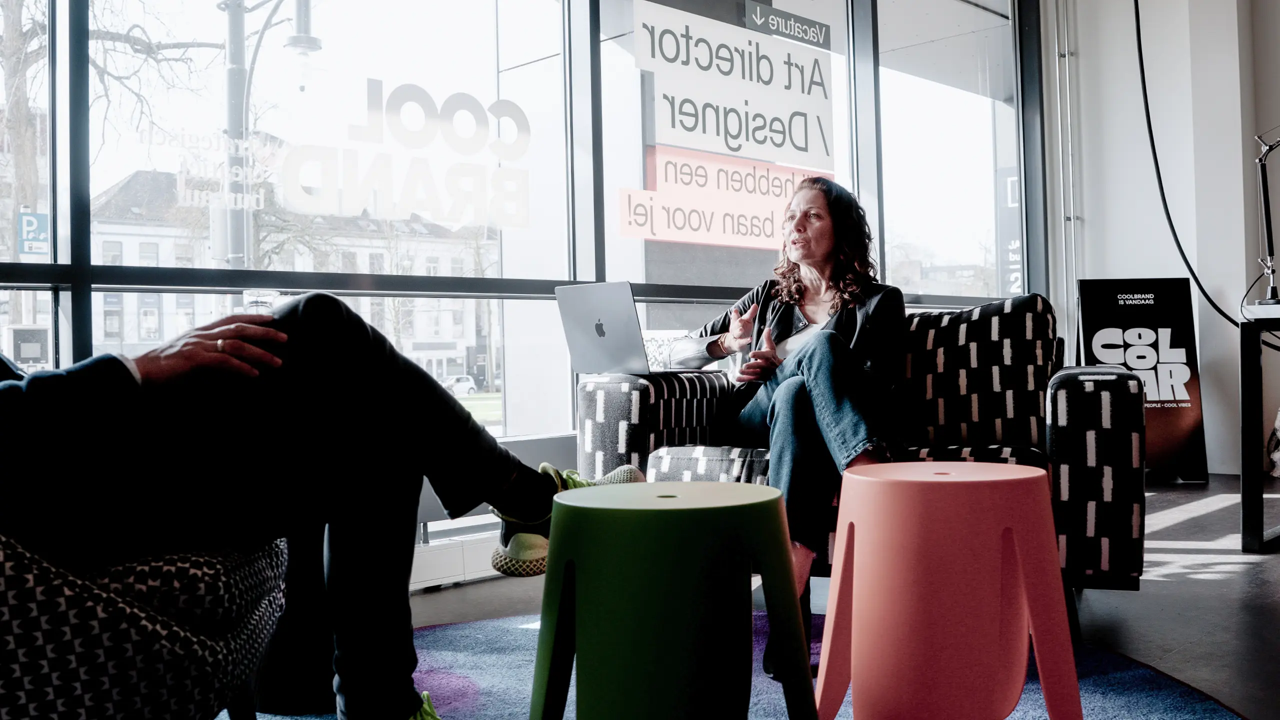 overleg met een klant en communicatiespecialist bij Coolbrand