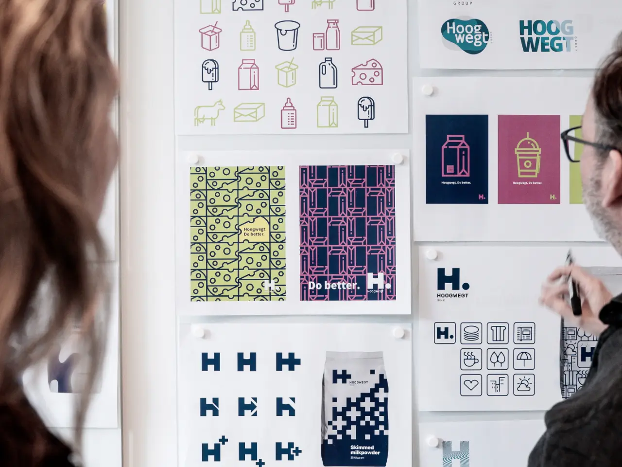 overleg over ideeen voor identiteit en huisstijl van Hoogwegt bij Coolbrand