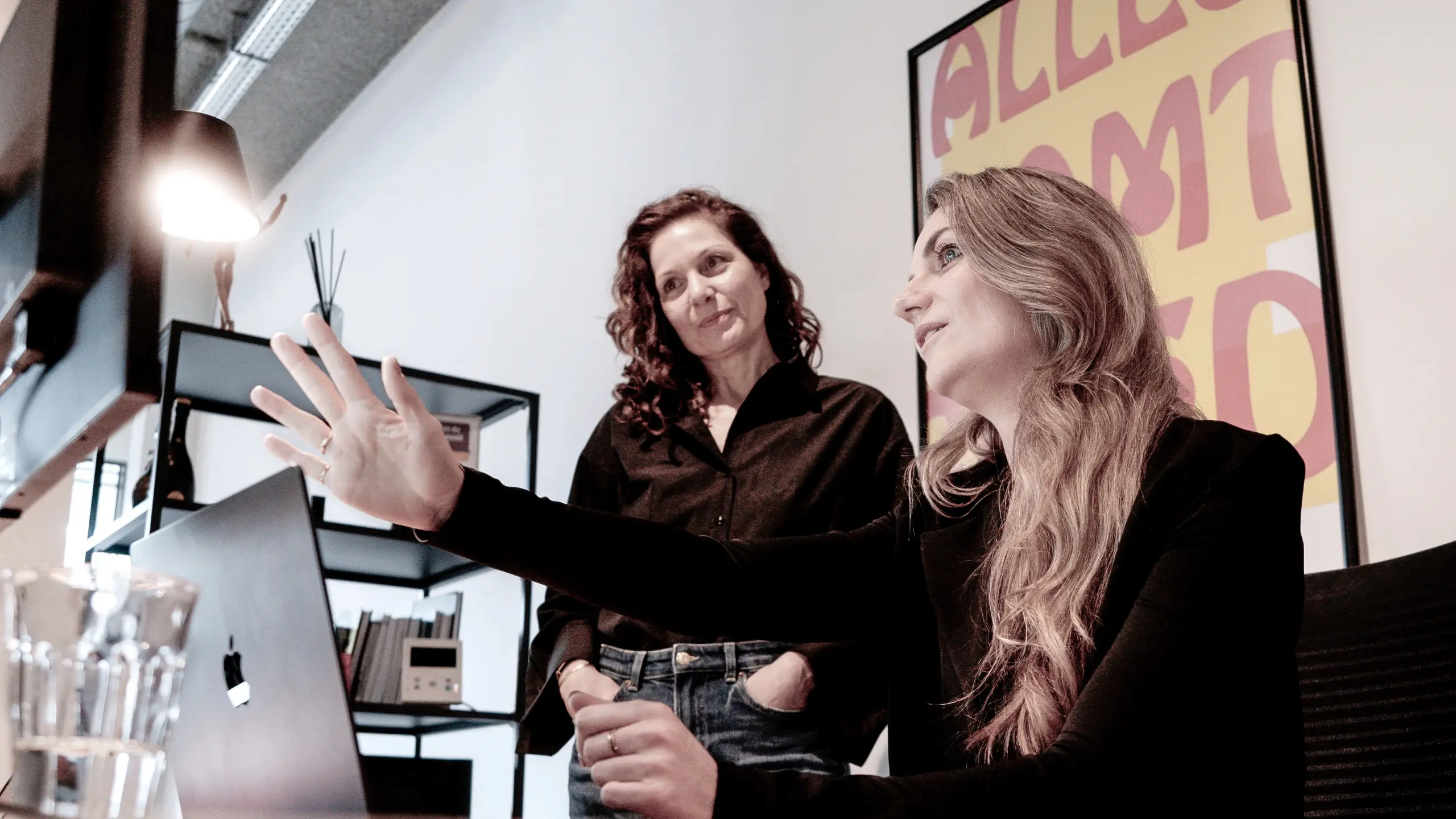 overleg communicatiespecialisten bij Coolbrand over productie van een project