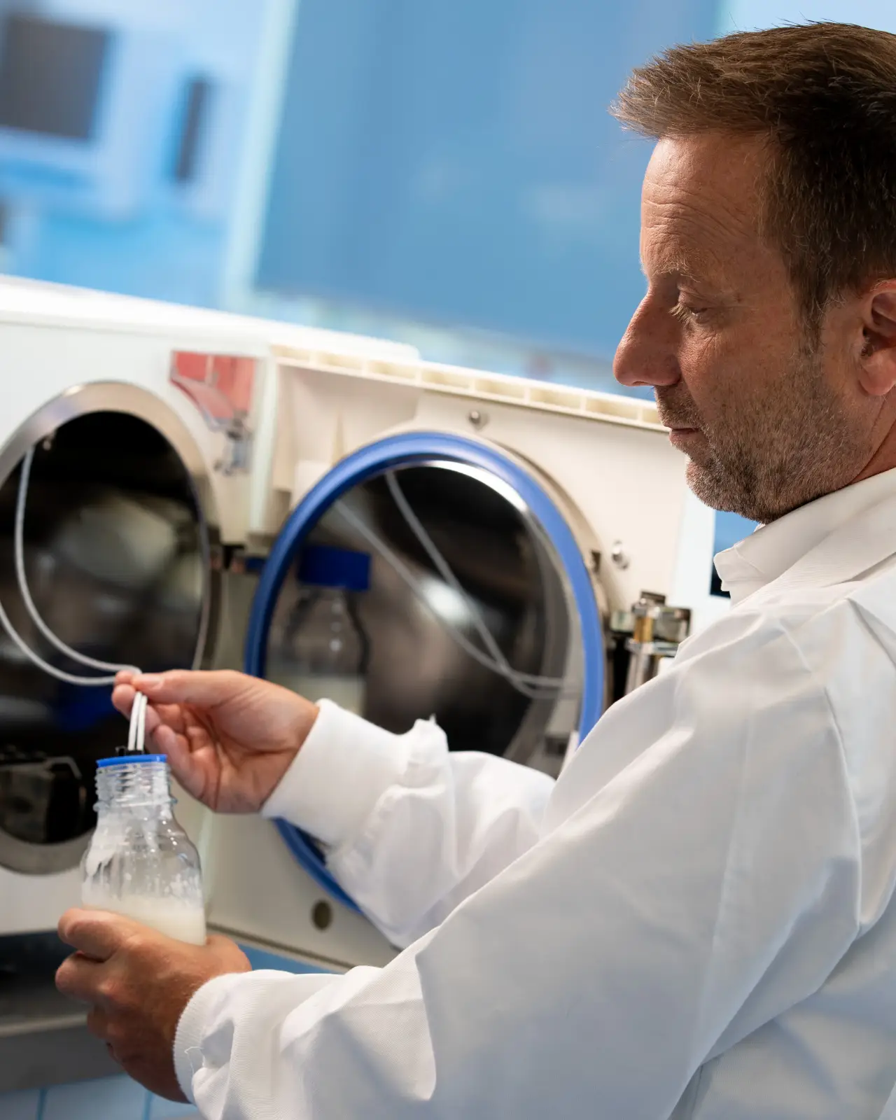 man in laboratorium bij Hoogwegt