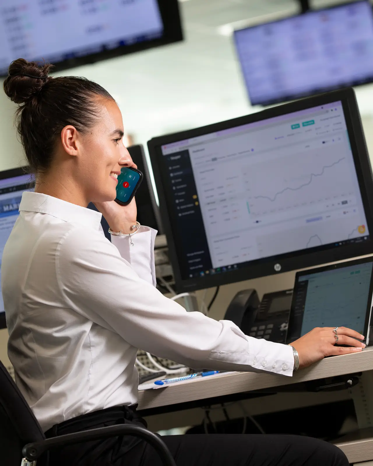 trader achter computer bij Hoogwegt
