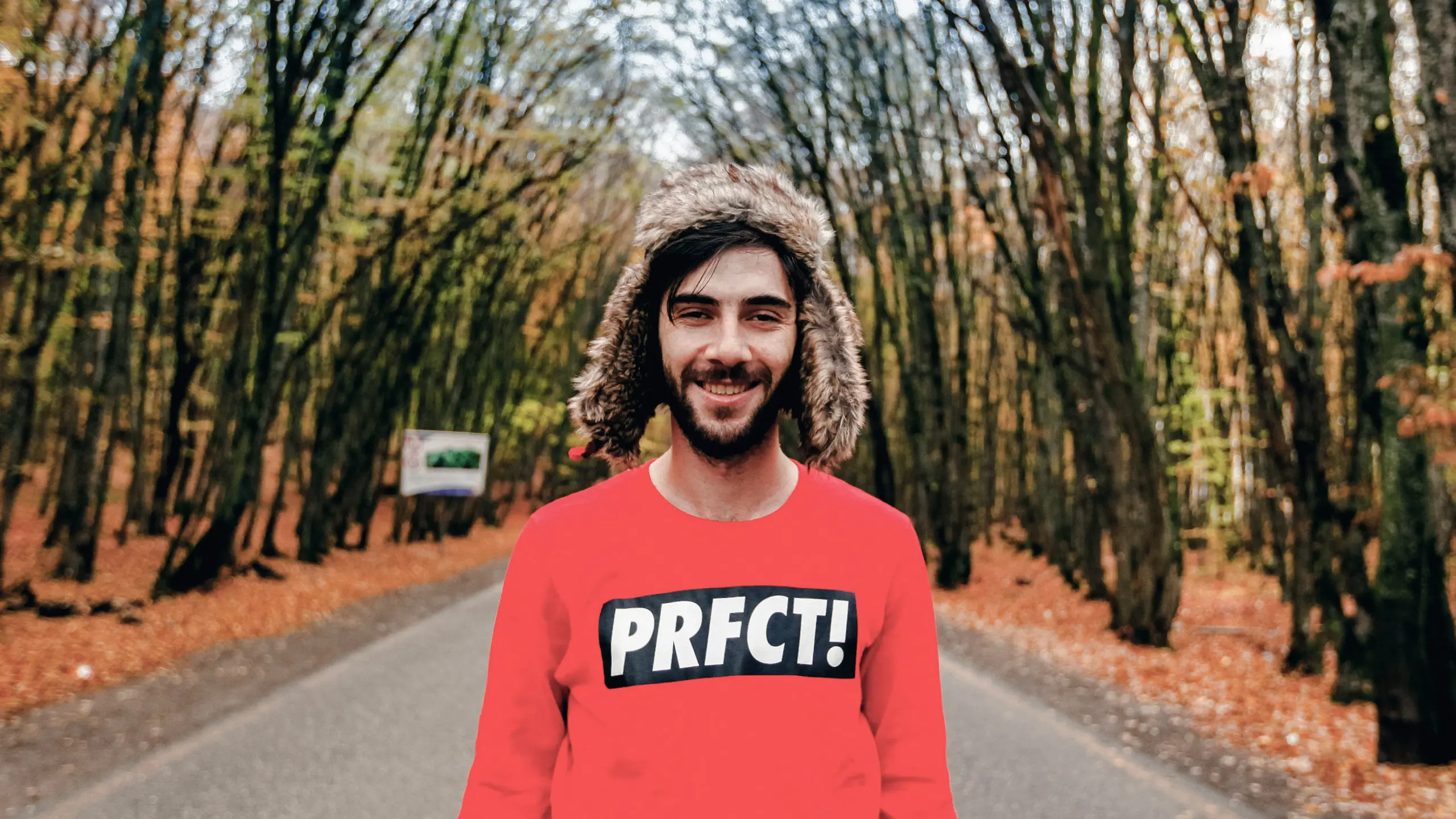 Man met rode trui met tekst perfectie