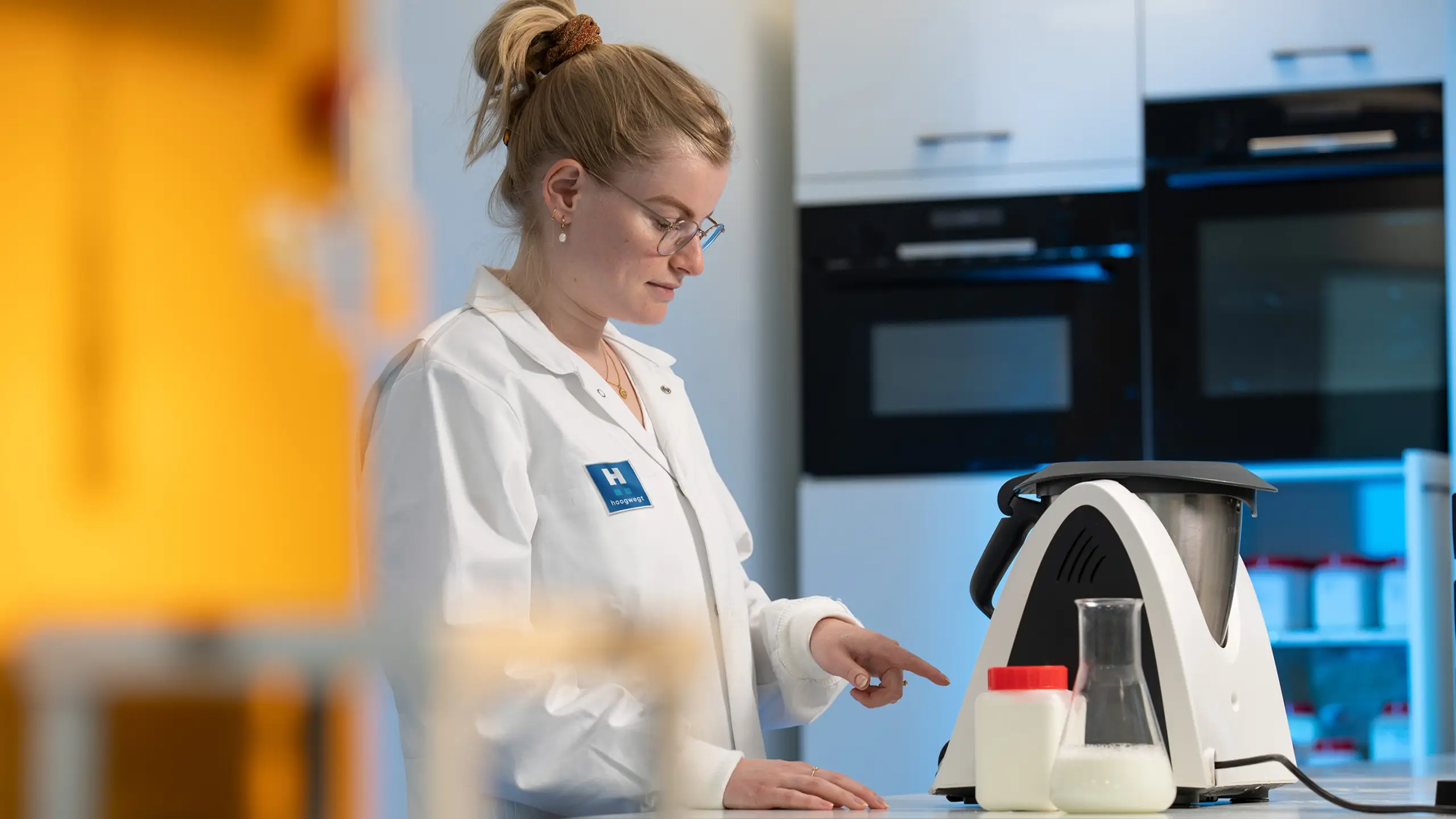vrouw in laboratorium bij Hoogwegt