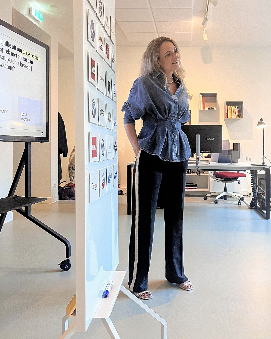 communicatiespecialist tijdens een live merksessie om de merkwaarden te bepalen. De resultaten hebben we afgezet tegen de resultaten van AI.