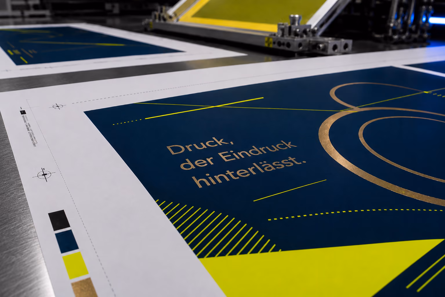Blauer Papierhase mit Aufdruck steht vor einer Druckmaschine in einer Werkstatt