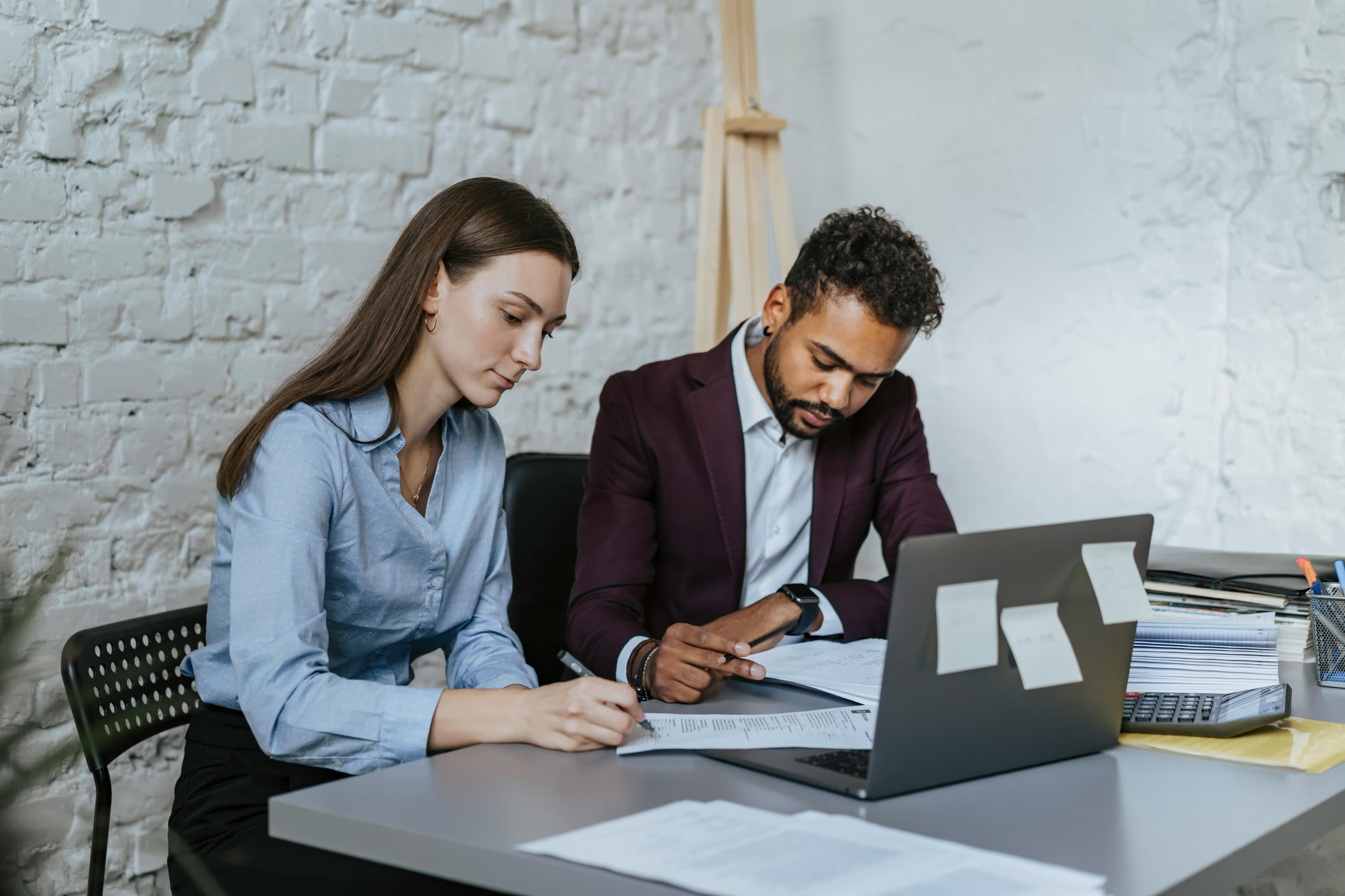 Top 5 record retrieval challenges and how 1Point1 streamlines the process with speed, accuracy, and scalable solutions.